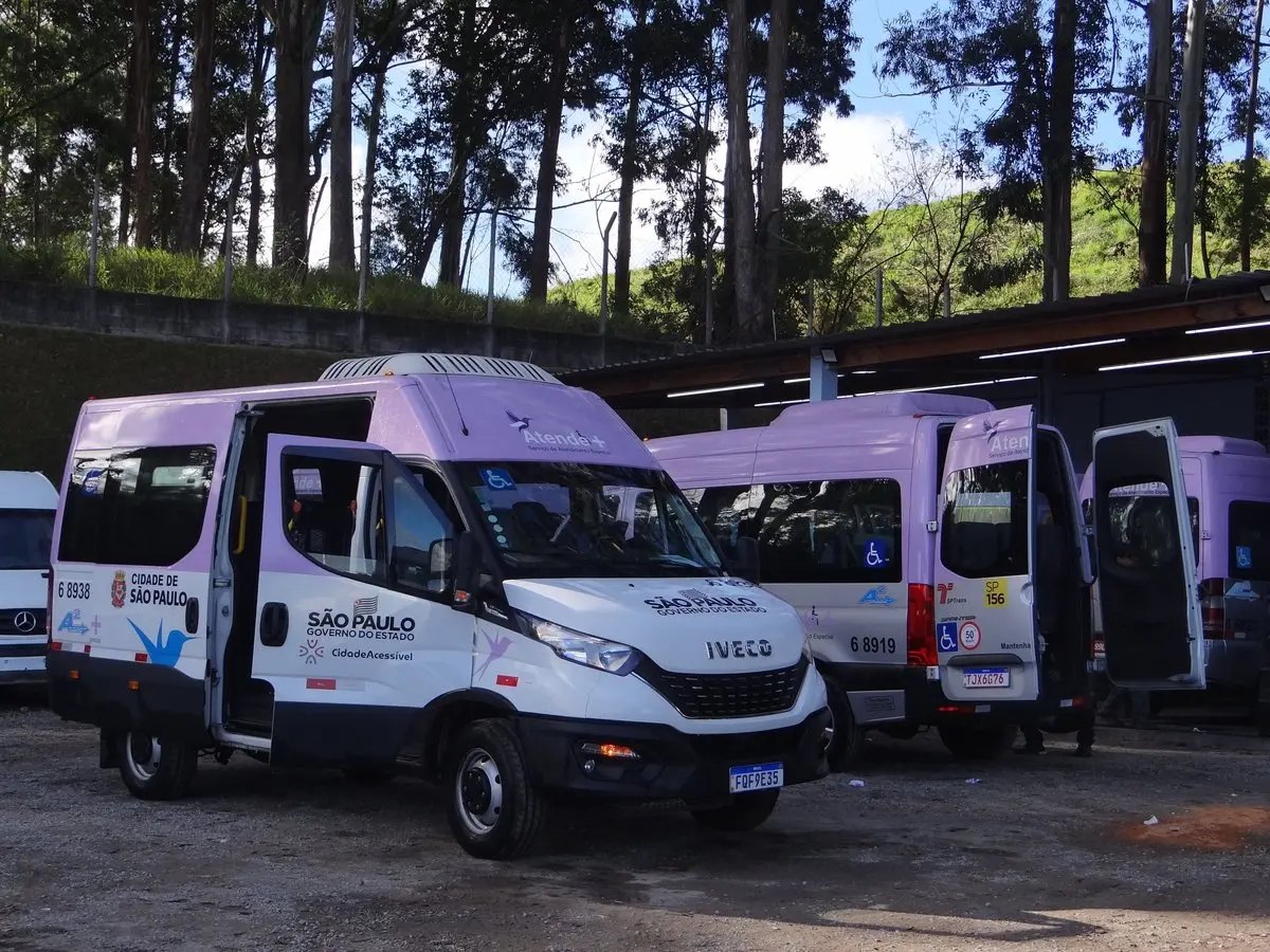 Vans lilás do Atende+ operadas pela A2 Transportes