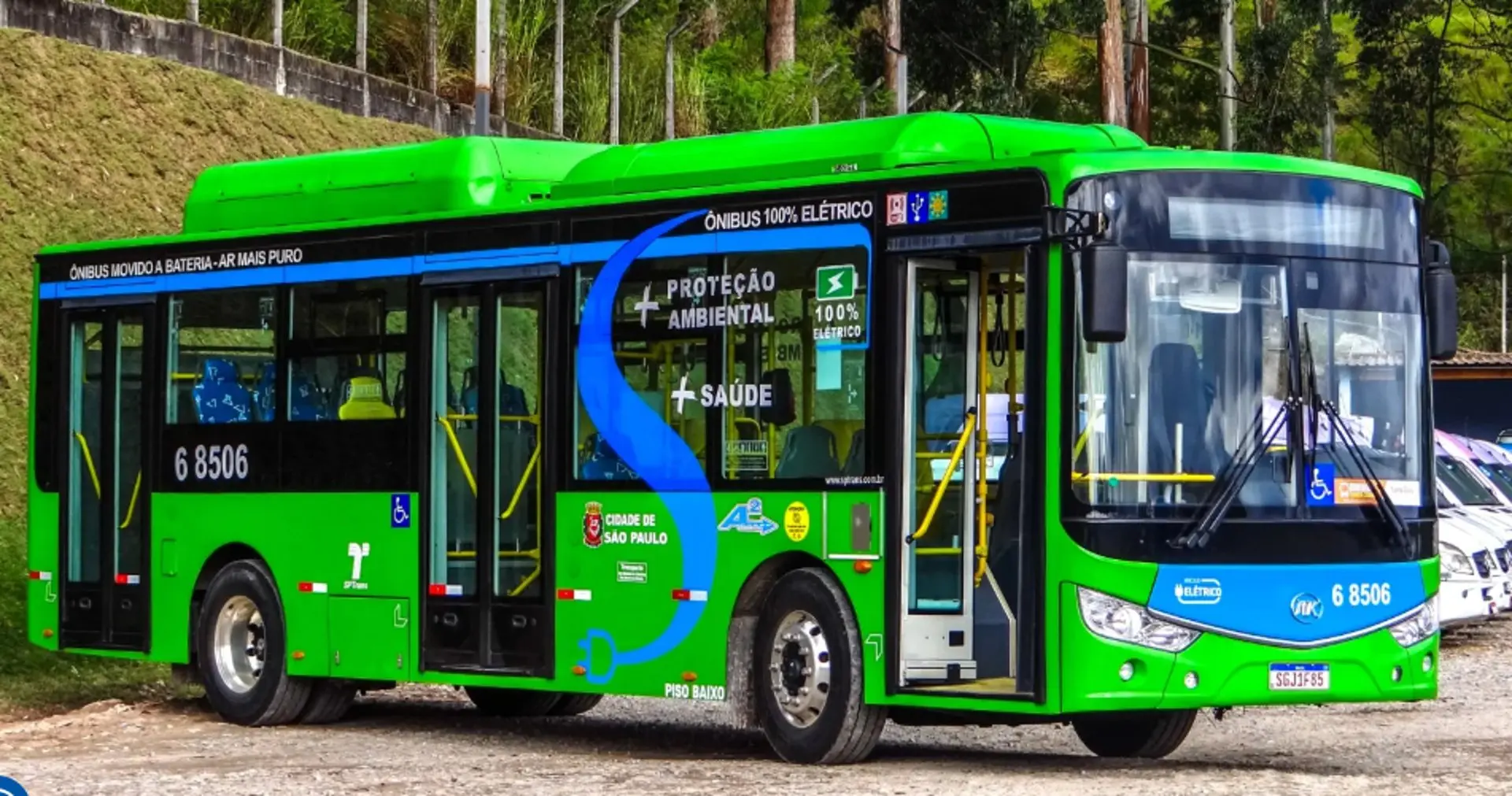 Ônibus elétrico verde da A2 Transportes