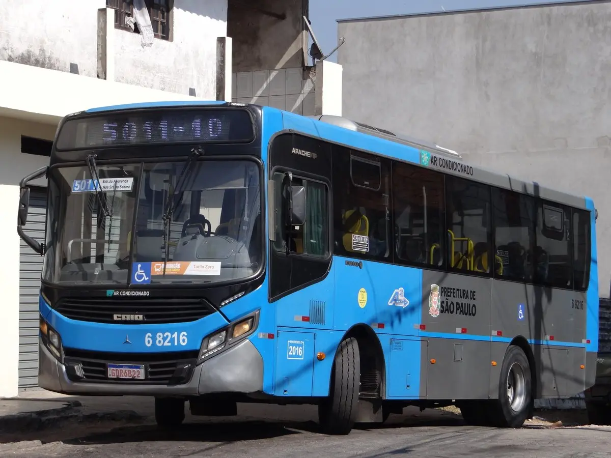 Ônibus azul da A2 Transportes